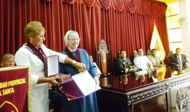 Hermana Rebecca Frick recibió medalla en 65 aniversario de la Provincia del Santa