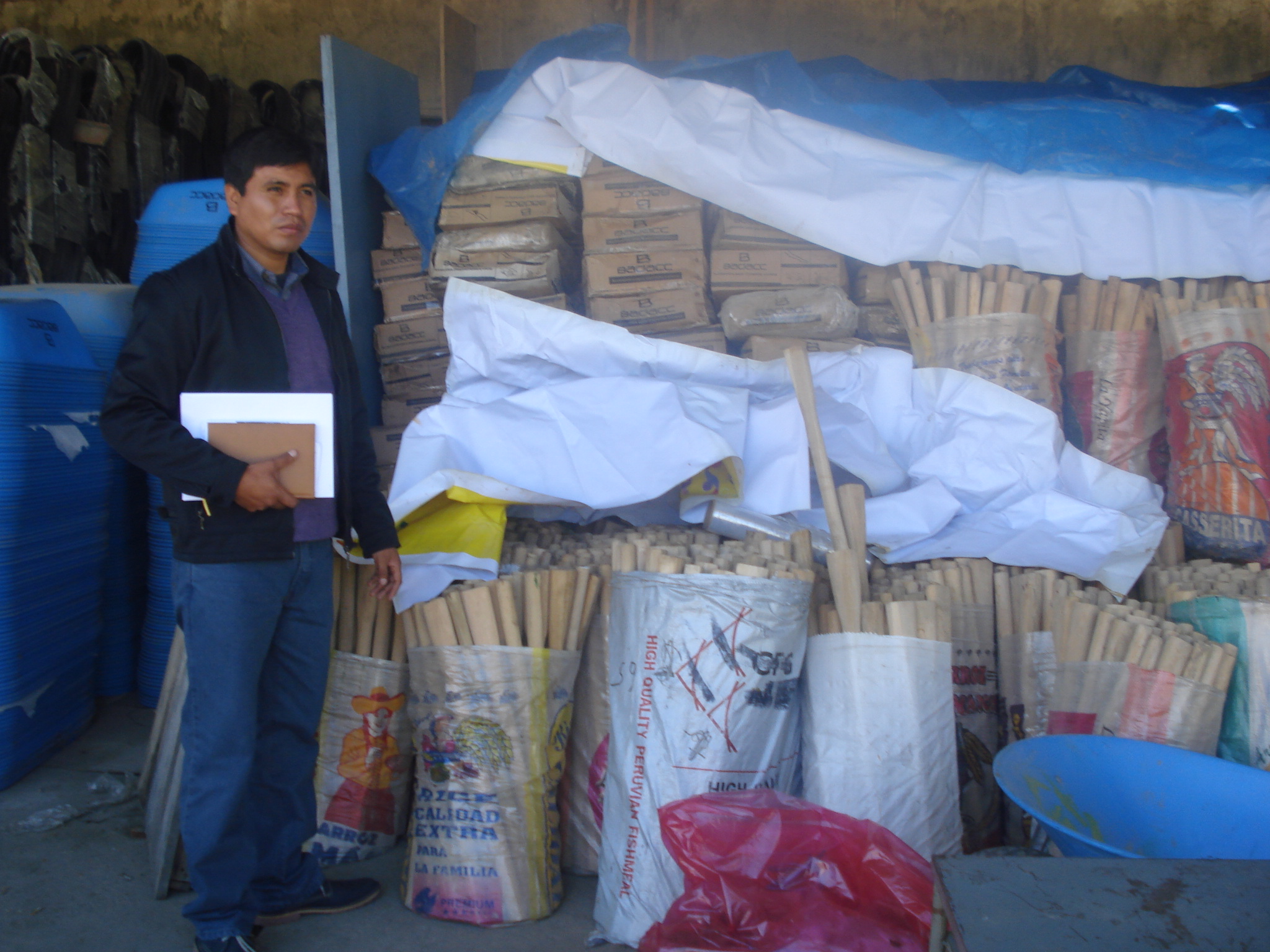 Huaraz: Director Regional de Agricultura encuentra 1,200 kits de herramientas abandonados