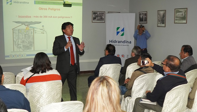 Especialistas exponen sobre la prevención de accidentes eléctricos en el hogar ante periodistas de Chimbote