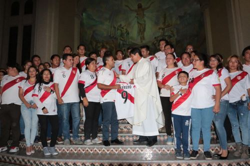 Nuevo Chimbote: ofician misa para pedir por éxito de Paolo Guerrero en audiencia del TAS