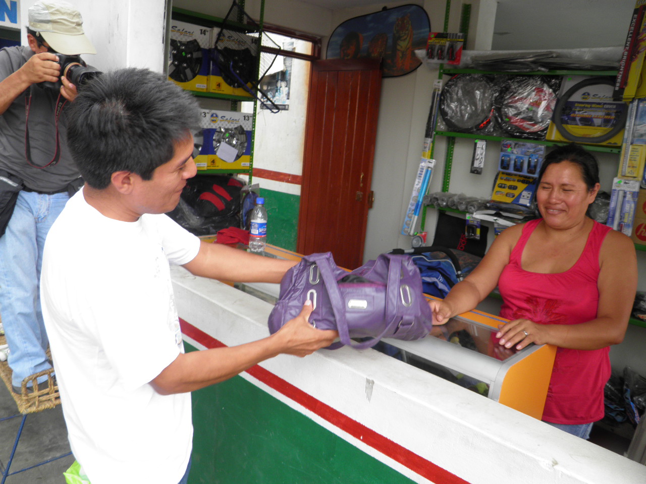 Chimbote: honesto chofer devolvió bolso con dinero y documentos a pasajera