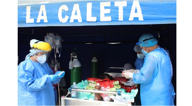 Paciente positivo al covid-19 es operado con éxito en una carpa en hospital de Chimbote