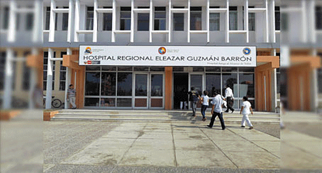 Joven madre alumbró en servicios higiénicos de hospital en Nuevo Chimbote, estado del bebé es de cuidado