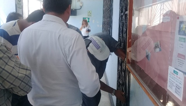 Tuvieron que romper los candados para que nuevo director del Hospital La Caleta asuma el cargo en Chimbote