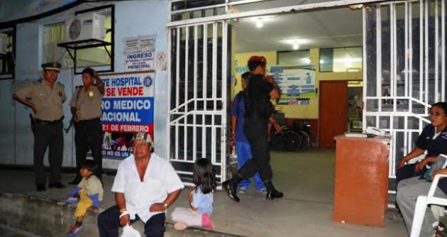 Policía es trasladado de emergencia a hospital tras recibir golpiza en la feria de San Pedrito en Chimbote