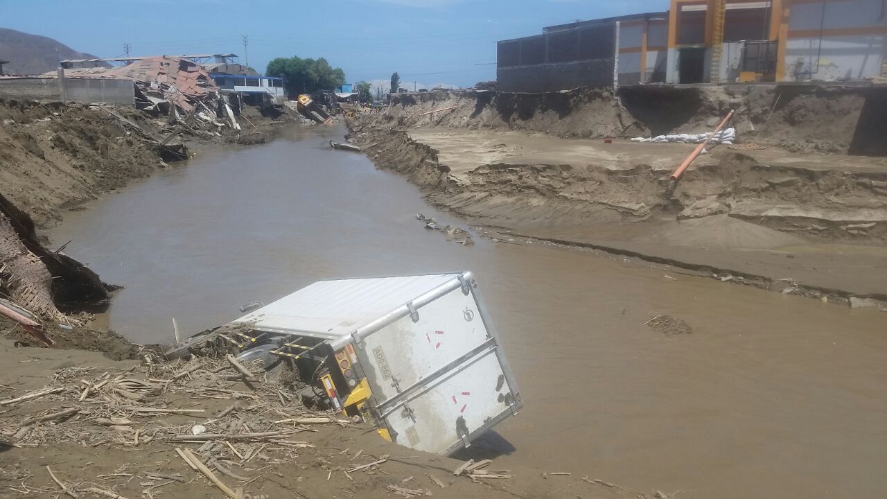 Coishco: el huaico de anoche en el río Shisho arrastró dos cámaras frigoríficas y dejó un camión colgado 