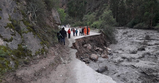 Carretera de penetración a la provincia de Huari destruida en Pomachaca por crecida del río Mozna (Áncash)