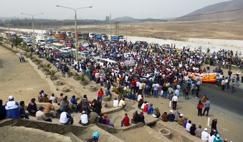 Estatales inician huelga indefinida y bloquean la Panamericana