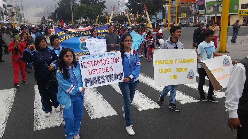 Chimbote: docentes en huelga reciben apoyo de padres de familia y escolares 