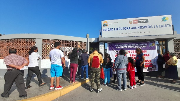 Trabajadores del hospital La Caleta inician huelga indefinida, les deben 5 meses de sueldo
