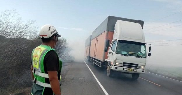 Densa humareda dificulta el tránsito vehicular en la Panamericana Norte en Casma