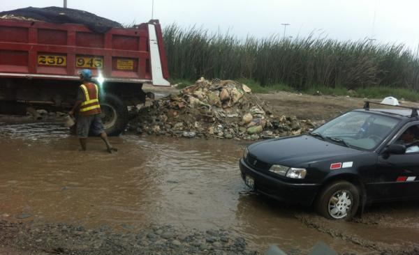 Continúa el arrojo indiscriminado de desmontes en humedales de Villa María