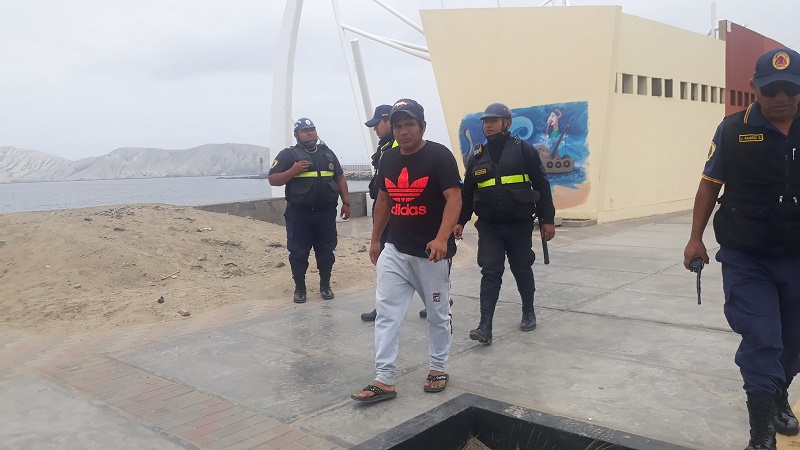 Sujeto intenta robar madera de los quioscos del malecón La Caleta
