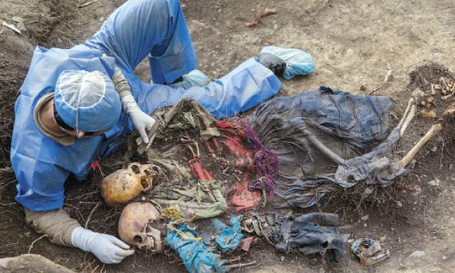 Hallan 19 fosas con restos de 56 civiles masacrados en Chungui hace 30 años