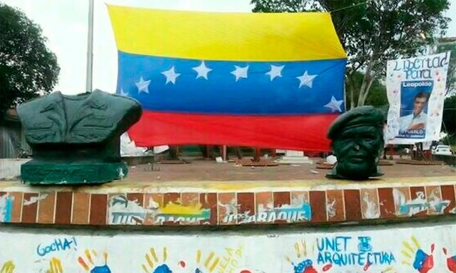  Imagen de estatua de Chávez decapitada da la vuelta al mundo