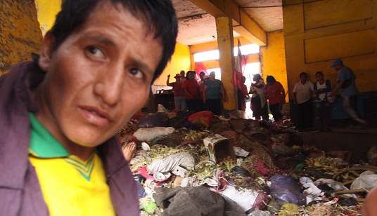 Basura invade “La Parada” por descomposición de productos perecibles