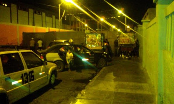 Padres de colegio “Prevocacional” cerraron la calle para hacer fiesta y utilizaron vía pública como urinario