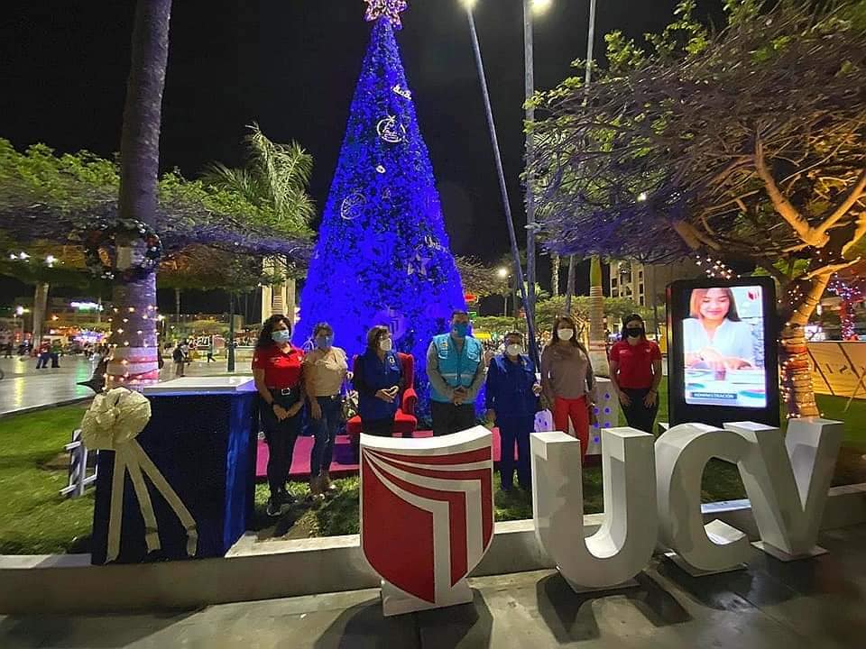 UCV encendió árbol de navidad en Chimbote y Nuevo Chimbote