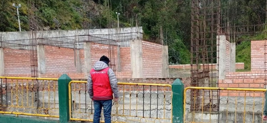 Contraloría alerta deficiencias en terminal terrestre de Cabana que se construye sobre cauce de río