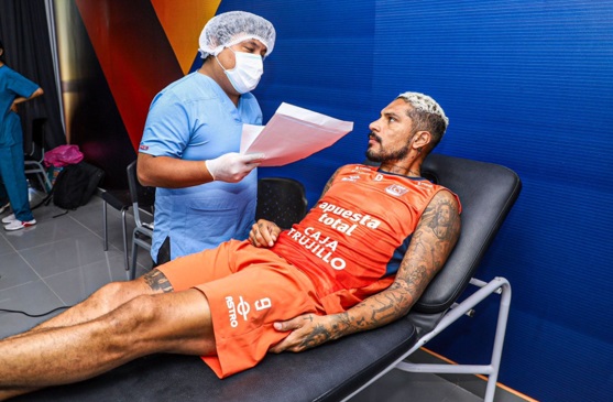 Paolo Guerrero pasó exámenes médicos en el club César Vallejo