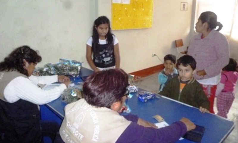 Inabif Chimbote lleva juguetes y ropa a pobladores de “Miraflores Bajo”