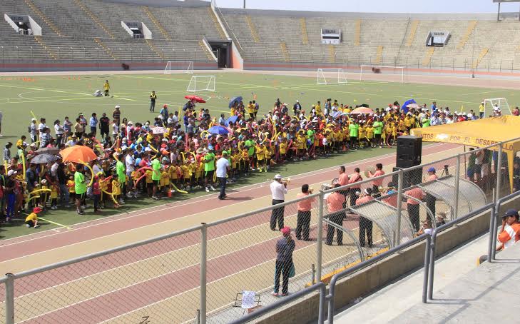 Cientos de niños y adolescentes en inauguración de academia municipal de fútbol en Chimbote