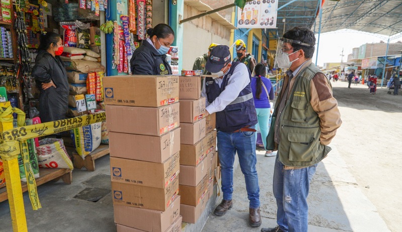 Incautan 40 cajas de conservas de dudosa procedencia del mercado La Perla en Chimbote