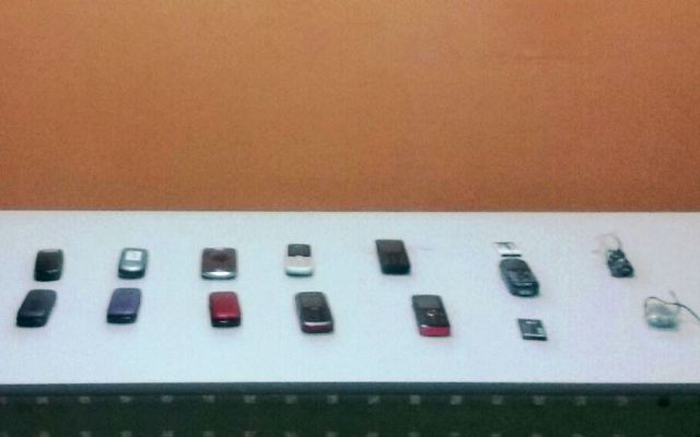 Descubren a reclusas del penal de Cambio Puente utilizando teléfonos celulares