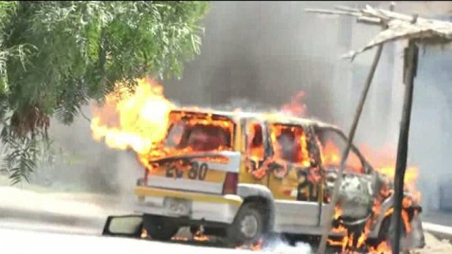 Extorsionadores prenden fuego a automóvil en frontis de taller de mecánica en Chimbote