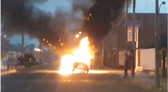 Sujeto incendió automóvil con una botella de alcohol a pocos metros de grifo en Chimbote
