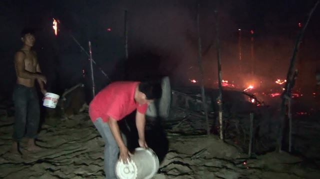  Serenos ayudan a apagar incendio que destruyó 4 ranchos en “Tierra Prometida”