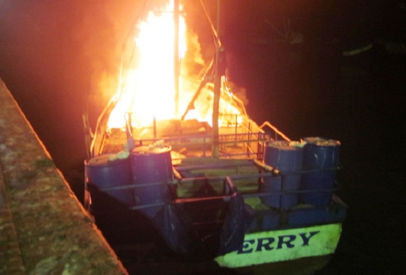  Embarcación pesquera se incendia misteriosamente en muelle municipal
