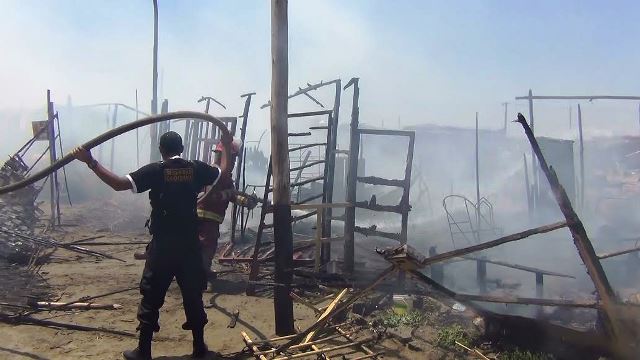 Incendio arrasó con tres humildes viviendas en el AA.HH. Libertad