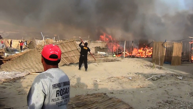 Fuego dejó en escombros 15 ranchos en "Mirador del Sur" en Nuevo Chimbote