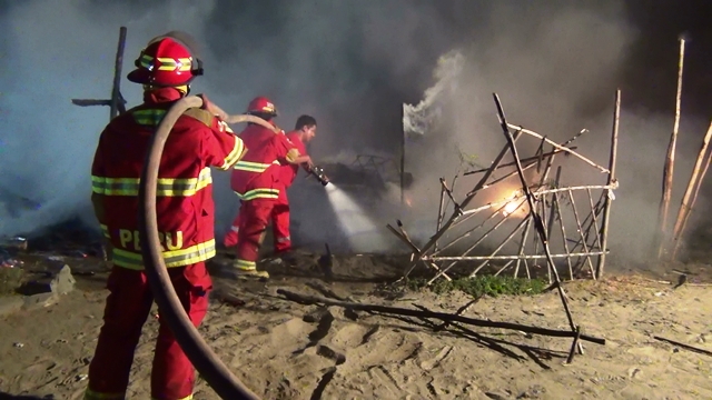 Incendio arrasó con cuatro rústicas viviendas en Nuevo Chimbote