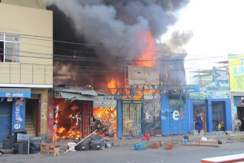 Chimbote: unos 80 puestos construidos con material rústico  en “La Cachina”  fueron afectados por incendio 