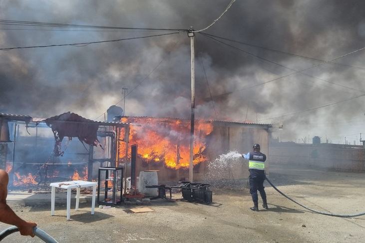 Incendio en A. H. Villa Municipal fue sofocado por vecinos con ayuda de serenos y “aguateros”