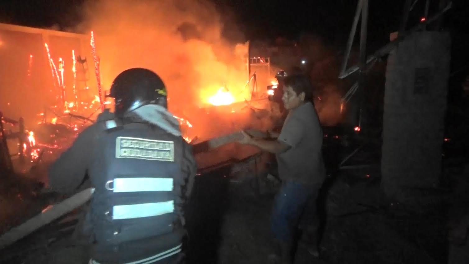 Chimbote: Serenos, bomberos y policías unen esfuerzos para apagar incendio en Villa El Sol