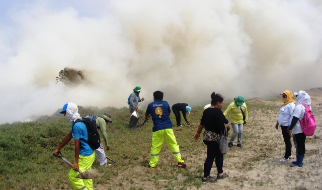 Dantesco incendio consume pastizales de laguna del sector Atahualpa en Nuevo Chimbote