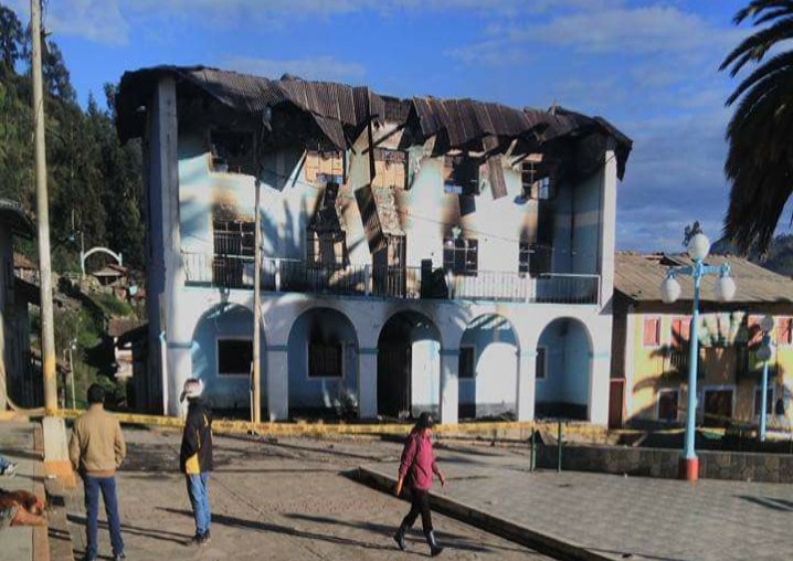Pallasca: Peritos de Criminalística y PNP investigan incendio en local municipal de Huandoval 