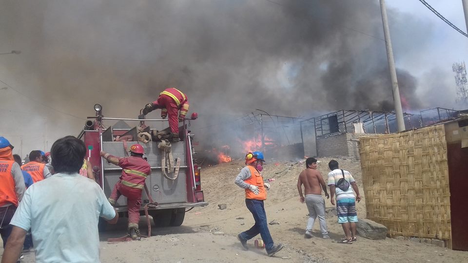 Dos incendios consumen más de 10 viviendas rústicas en Chimbote