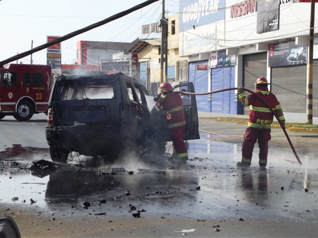 Chimbote: Mayor salva de morir al explotar su auto, pero podría ser retirado si conducía ebrio