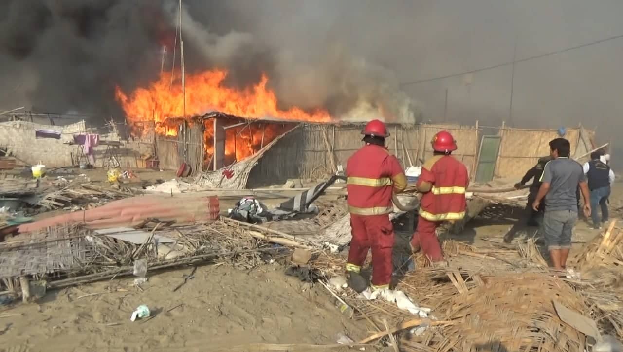 Nuevo Chimbote: familias de Palmeras del Golf y Los Jardines pierden sus viviendas en incendio