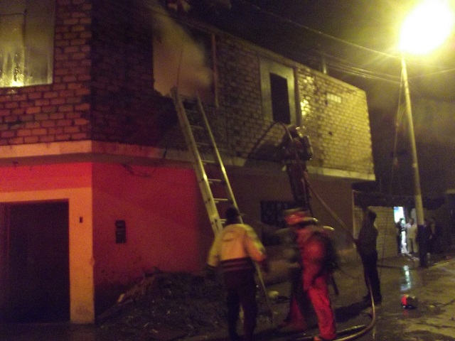 Bomberos y serenos salvaron a un niño cuando se incendiaba su vivienda en Chimbote