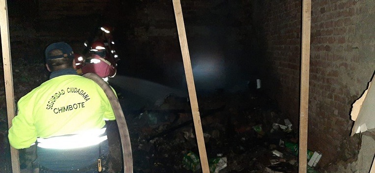 Chimbote: se produjo incendio en un estacionamiento debido a explosión de pirotécnico