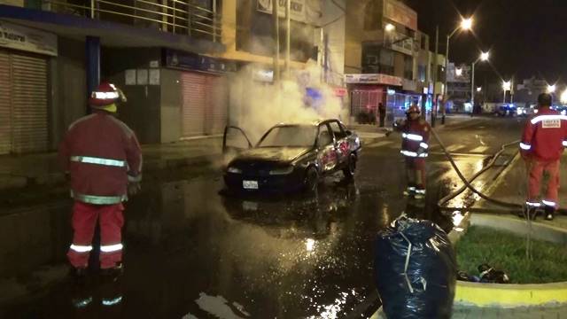  Nuevo Chimbote: dos personas salvan de morir tras incendiarse vehículo 