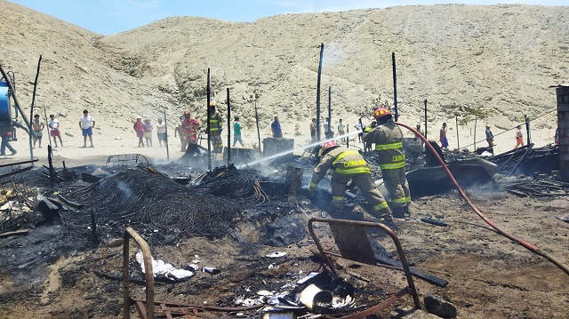 Ocho viviendas fueron arrasadas por el fuego en “Villa Hermosa” en Casma