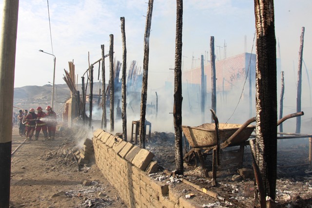 Incendio en Chimbote se inició en rancho abandonado donde niños jugaban con fuego