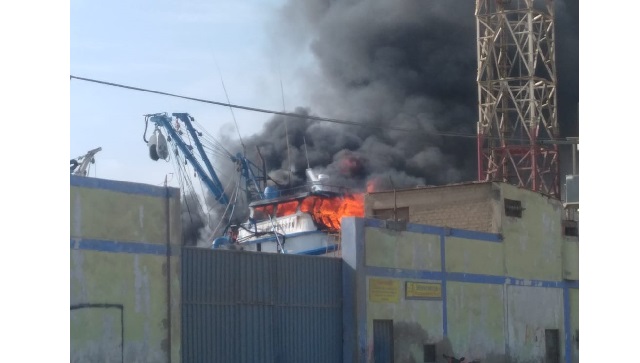 Embarcación pesquera se incendia en varadero Naftes de Chimbote