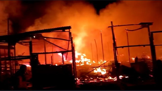 Devastador incendio arrasa con 70 puestos en Mercado 2 de Mayo de Chimbote